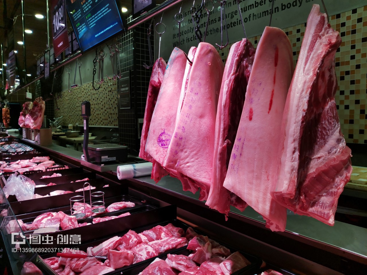 2021年12月3日,湖北宜昌,超市里销售的猪肉。